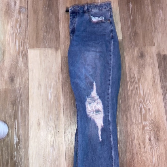 Fashion nova jeans never worn - Picture 3 of 3